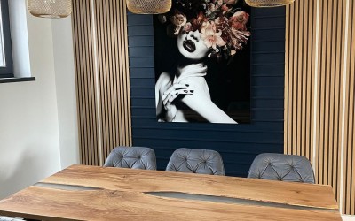 Amenajare zona de dining cu riflaje din polimer